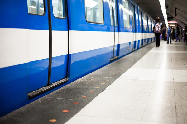 Colorido metro subterráneo Tren con gente borrosa en la parte posterior —  Fotos de Stock