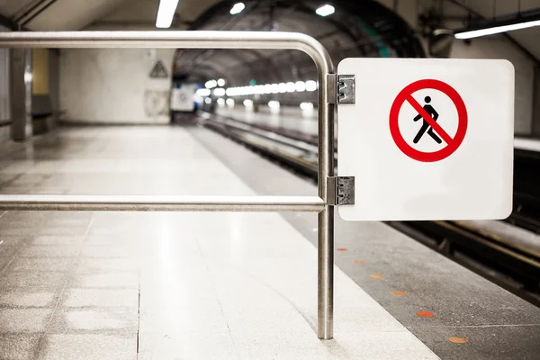Veiligheid interdictie teken (niet overschrijden) op een metro platform — Stockfoto