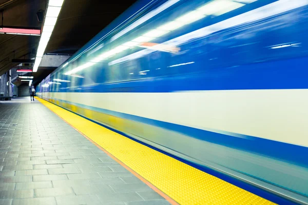 Красочный подземный вагон метро с размытым движением — стоковое фото
