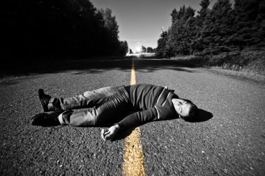 Ortada ceset ile boş yol