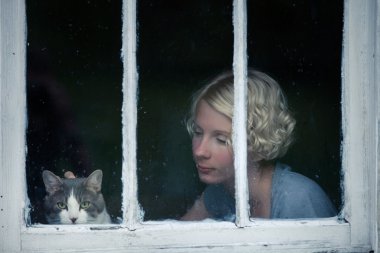 kadın ve yağmurlu hava pencere bakarak kedi