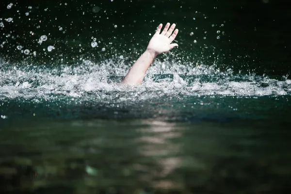 Mão de alguém se afogando e precisando de ajuda — Fotografia de Stock
