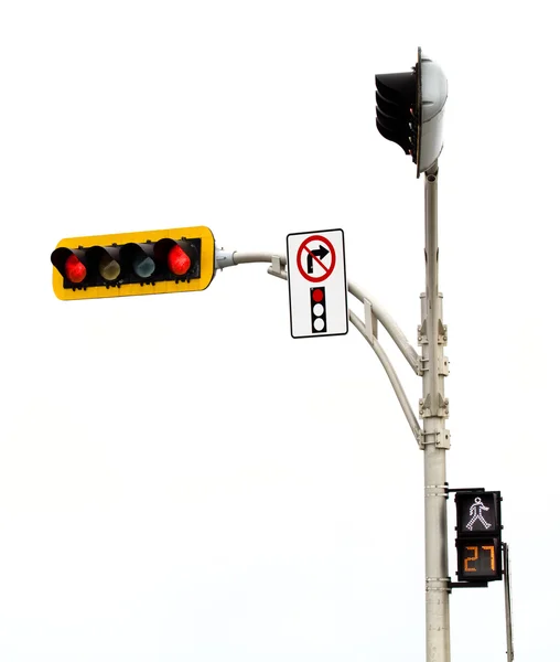 Nessun giro a destra su incrocio luce rossa isolato su bianco — Foto Stock