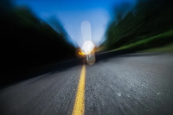 Estrada desfocada à noite. Condução de bêbados, excesso de velocidade ou estar muito cansado — Fotografia de Stock