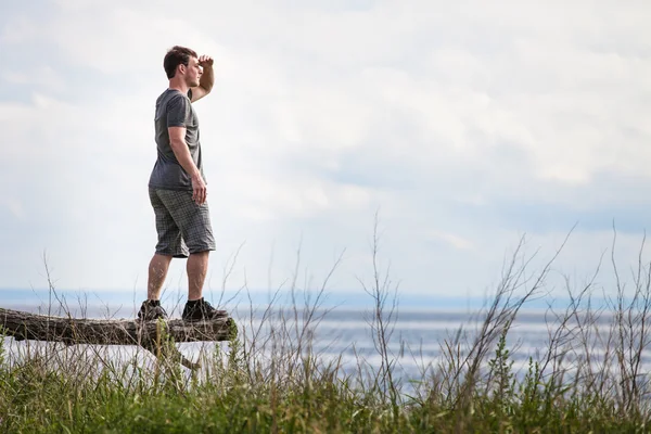 Giovane adulto in natura guardando la vista — Foto Stock