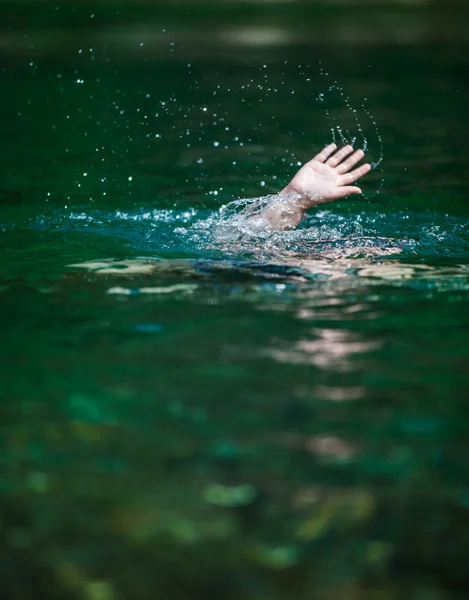 Mano de alguien ahogándose y necesitando ayuda — Foto de Stock