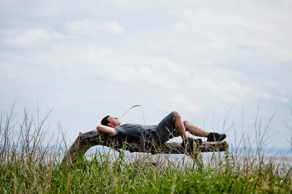 Jeune adulte se relaxant paisiblement dans la nature — Photo