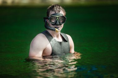 komik genç yetişkin bir nehirde snorkeling