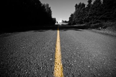 Sarı çizgi geceleri bölen boş yol