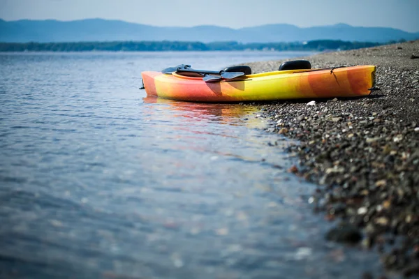 Orange and Yellow Kayak With Oars on the Sea Shore — Stock Photo, Image