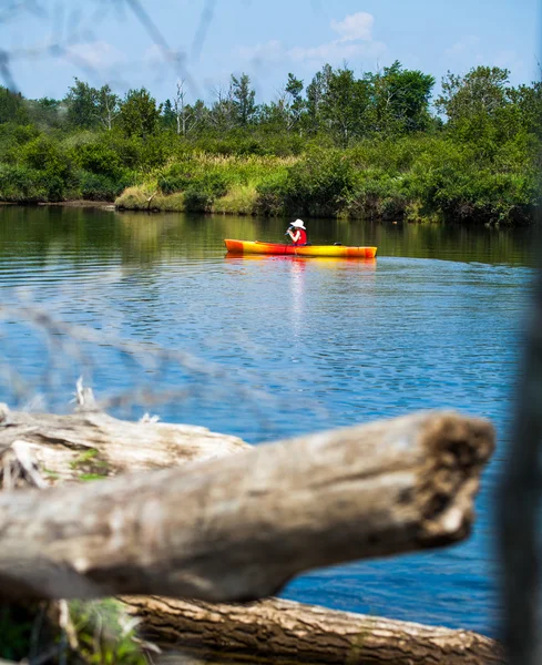 एक शांत नदी पर अकेले सुरक्षा वेस्ट Kayaking साथ महिला — स्टॉक फ़ोटो, इमेज