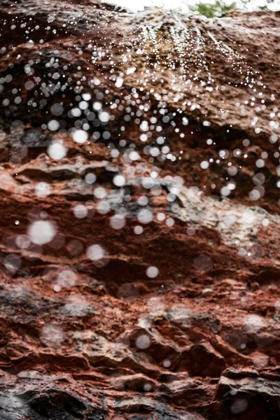 오렌지 바위 절벽의 떨어지는 물 — 스톡 사진