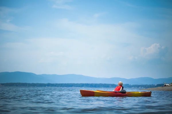 Mujer Relajándose en un kayak y disfrutando de su vida — Foto de Stock