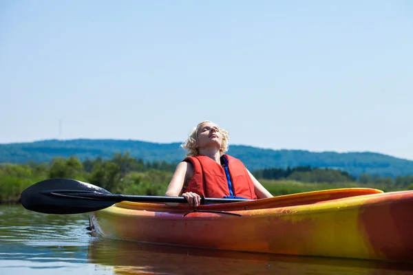 Mujer Relajándose en un kayak y disfrutando de su vida — Foto de Stock