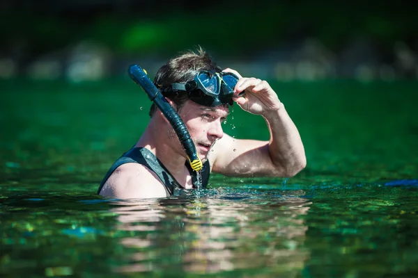 Snorkel de Adultos Jóvenes en un río — Foto de Stock
