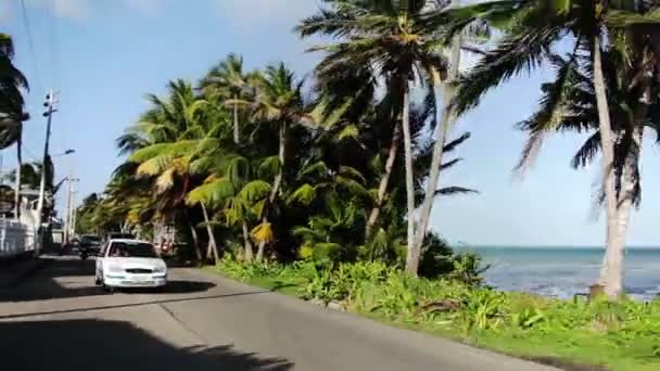Сан Андрес острів вулиць, будинків і площа від всередині автомобіля. — стокове відео