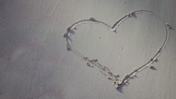 Coeur dessiné sur le sable de la plage — Video