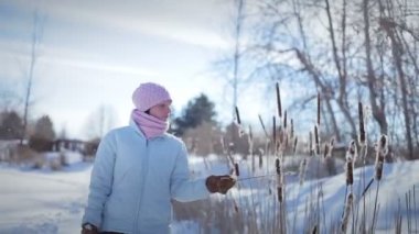 Yalnız kadın güzel kış gününde doğada snowshoeing
