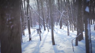 Yalnız kadın güzel kış gününde doğada snowshoeing