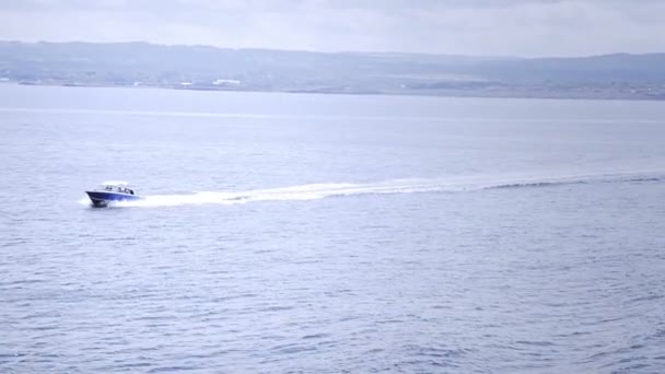 Barco rápido en medio del océano — Vídeo de stock