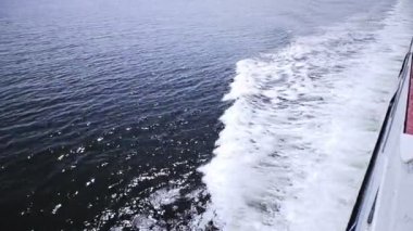 büyük bir teknede denizden görünüm