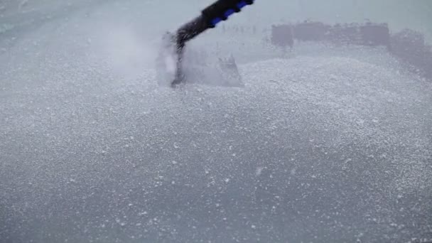 Homem raspando um pára-brisas de carro congelado com áudio — Vídeo de Stock