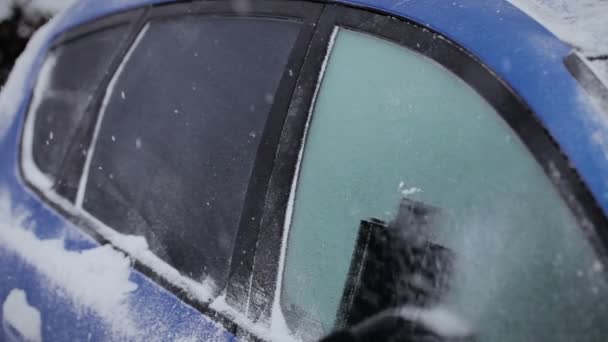 Человек царапает замерзшее лобовое стекло автомобиля с помощью звука — стоковое видео