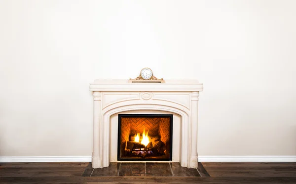 Lujosa chimenea de mármol blanco y pared vacía — Foto de Stock