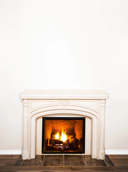 Luxueuse cheminée en marbre blanc et mur vide — Photo