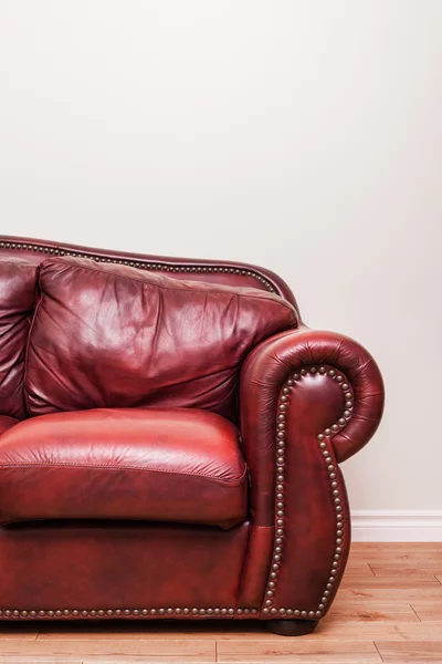 Luxurious Red Leather Couch in front of a blank wall — Stock Photo, Image