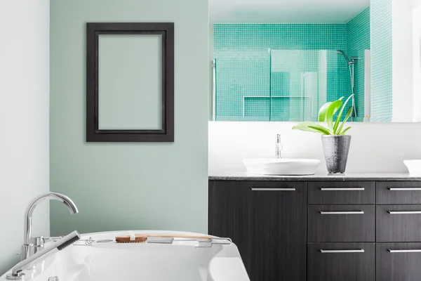 Baño moderno con colores pasteles verdes suaves — Foto de Stock