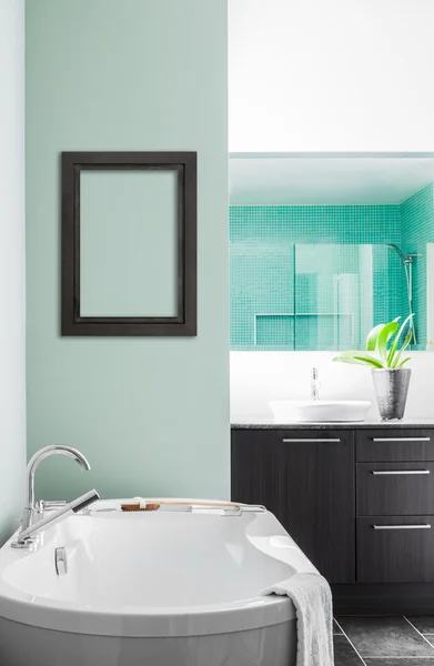 Baño moderno con colores pasteles verdes suaves — Foto de Stock