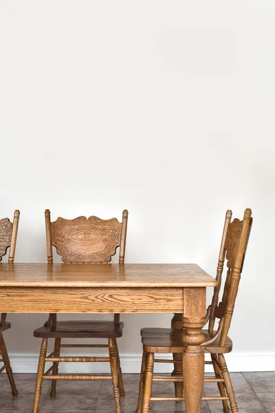 Mesa de sala de jantar de madeira e detalhes da cadeira — Fotografia de Stock