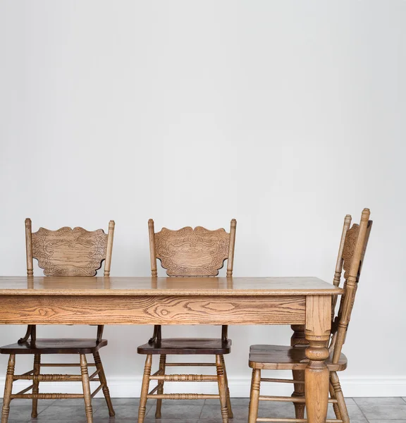 Table de salle à manger en bois et détails de chaise — Photo