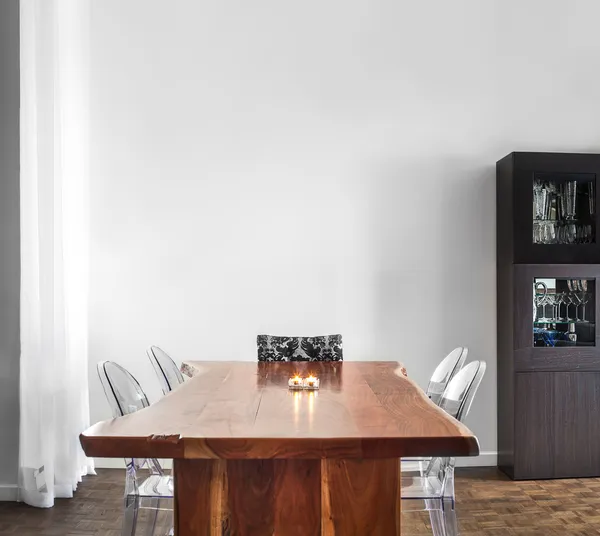 현대적이 고 현대적인 다 이닝 룸 테이블 및 장식. 로열티 프리 스톡 이미지