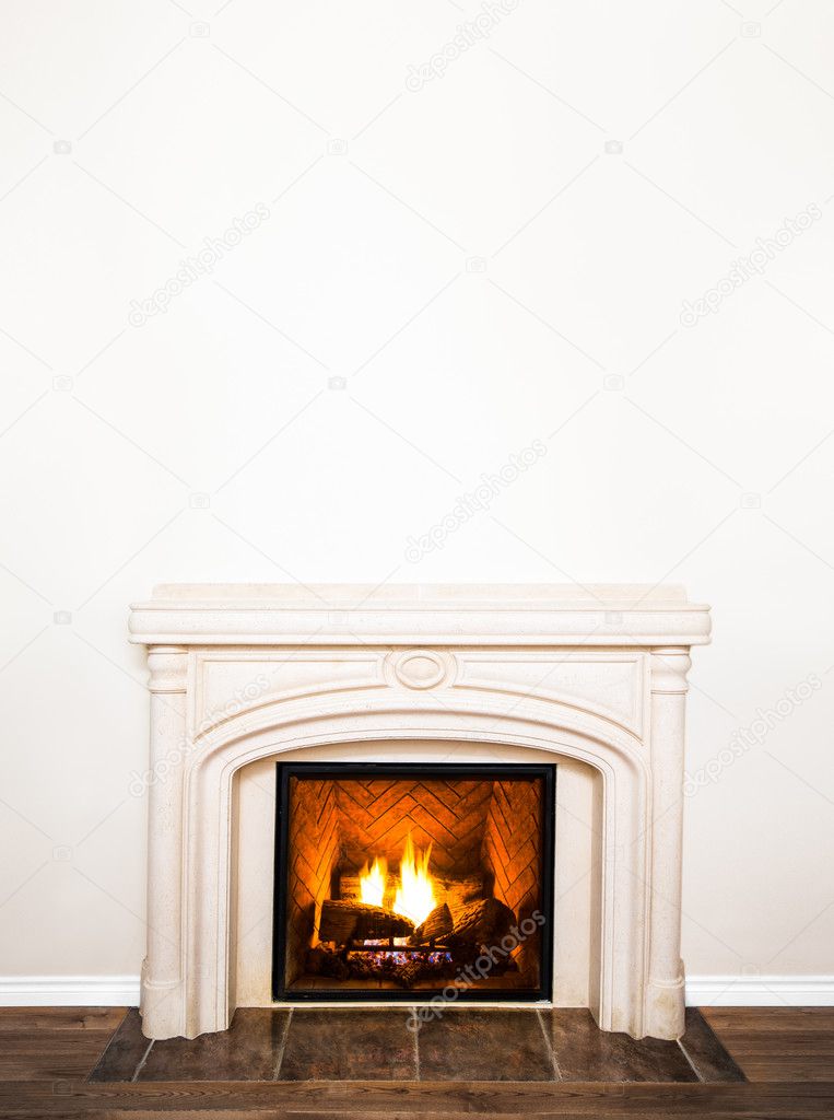 Chimenea con fuego ardiente en la habitación — Foto de stock © aetb