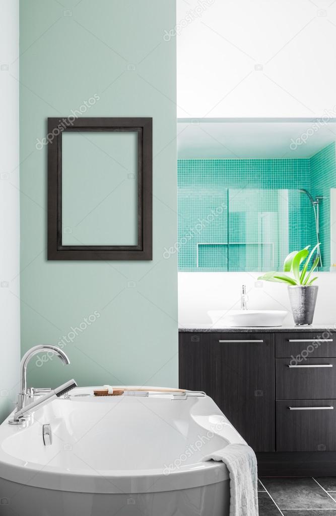 cuarto de baño moderno con suaves tonos pastel verdes — Foto de stock