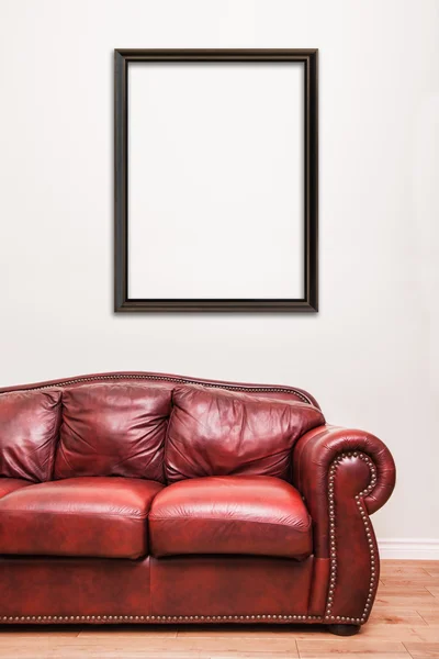 Luxurious Red Leather Couch in front of a blank wall — Stock Photo, Image