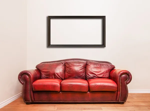 Lujoso sofá de cuero rojo frente a una pared en blanco — Foto de Stock