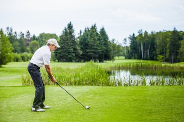 golf sahasında olgun golfçü