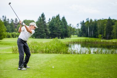 golf sahasında olgun golfçü
