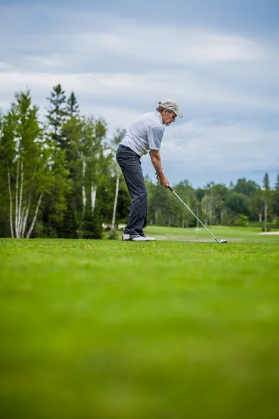 Golfspelare från början med copyspace för din text — Stockfoto