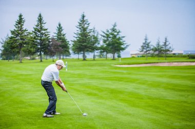 golf sahasında olgun golfçü