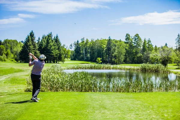 Volwassen golfer op een golfbaan — Stockfoto