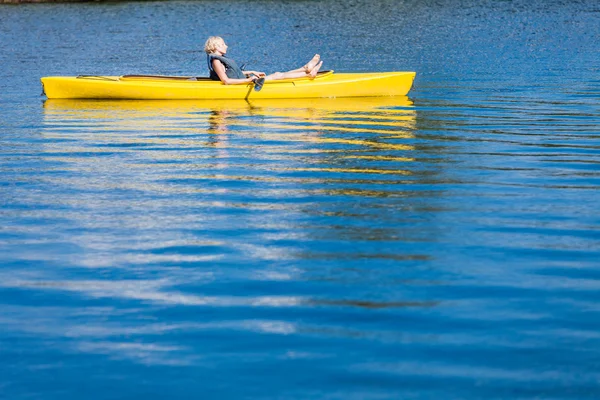 Fiume calmo e donna rilassante in kayak — Foto Stock
