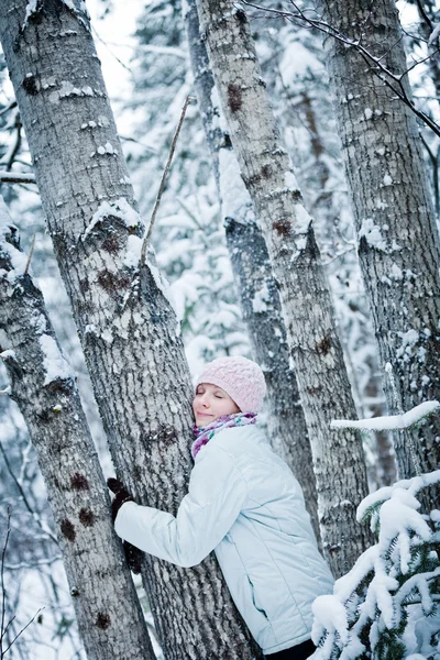 Chica encantadora abrazando un árbol en el bosque (Concepto de Ecología ) —  Fotos de Stock