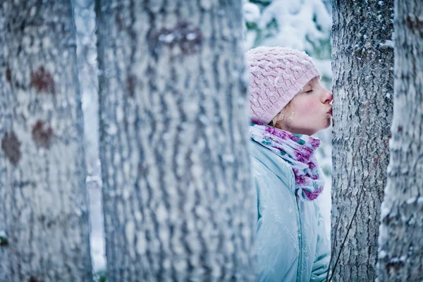 Hermosa chica besando un árbol en el bosque (Concepto de Ecología ) —  Fotos de Stock