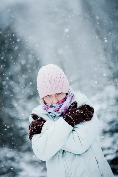 Mujer congelante durante un frío día de invierno —  Fotos de Stock