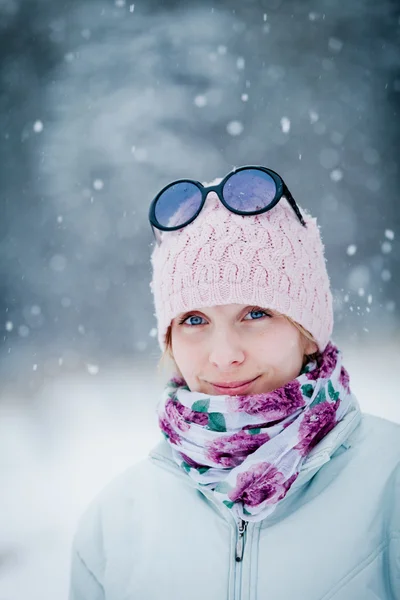 Gelukkig leuke vrouw genieten van winter — Stockfoto