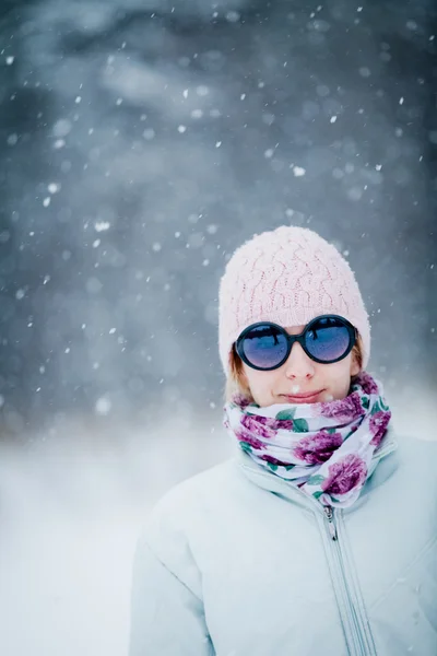 Gelukkig leuke vrouw genieten van winter — Stockfoto